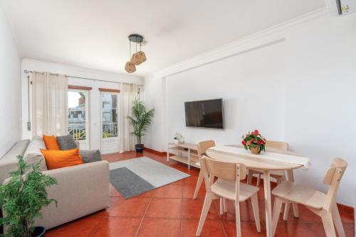 BnB Homes Apartment with cozy Terrace & 2 Swimming pools near the heart city