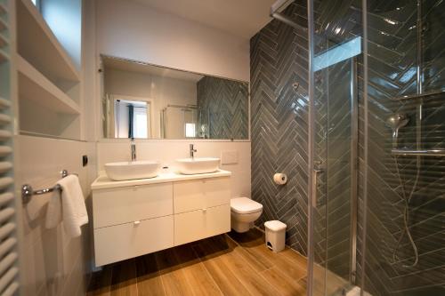 a bathroom with two sinks and a shower at Park Residence Il Gabbiano in Moniga