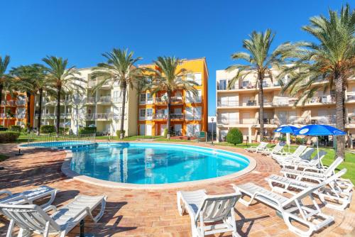 BnB Homes Apartment with cozy Terrace & 2 Swimming pools near the heart city