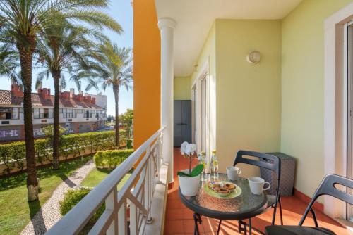 BnB Homes Apartment with cozy Terrace & 2 Swimming pools near the heart city