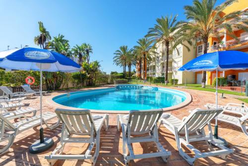 BnB Homes Apartment with cozy Terrace & 2 Swimming pools near the heart city