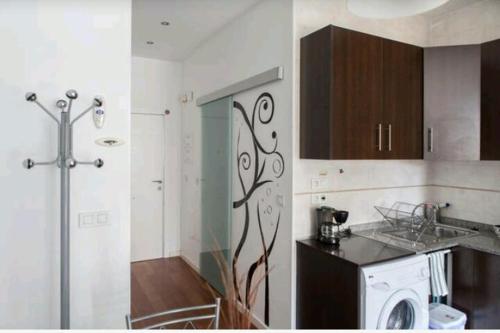 a kitchen with a sink and a washing machine at Apartament - Studio Abad in Alicante