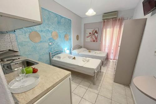 a kitchen with two beds in a room at Villa Leonidas in Nea Vrasna