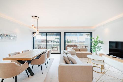 COZYSTAY 1700 -Luxury 3-Bedroom Apartment with Terrace & Sea View in Cannes