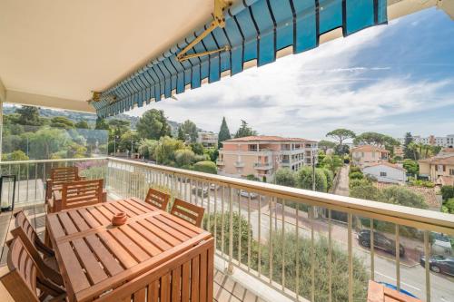 COZYSTAY 1700 -Luxury 3-Bedroom Apartment with Terrace & Sea View in Cannes