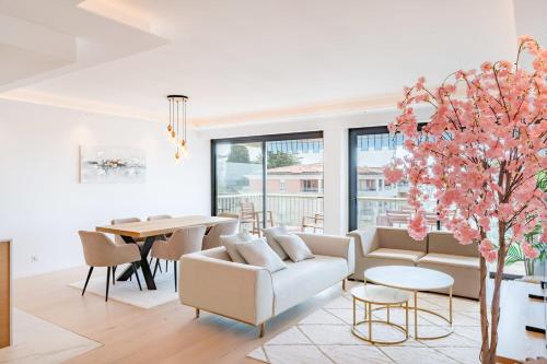 COZYSTAY 1700 -Luxury 3-Bedroom Apartment with Terrace & Sea View in Cannes