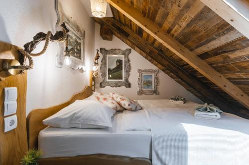 Llit o llits en una habitació de Čarman House