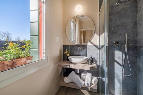 a bathroom with a sink and a mirror at Le Valli in Pellestrina