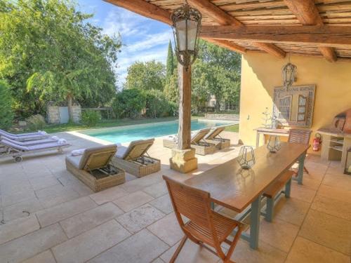 Petite maison de charme au bord de la piscine