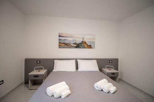 a bedroom with a bed with two white towels at Alessia Living in San Michele allʼAdige