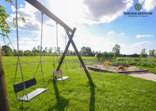 Herní místnost nebo prostor pro děti v ubytování Dom nad Krzywym - prywatna plaża, 2 boiska, sauna, plac zabaw