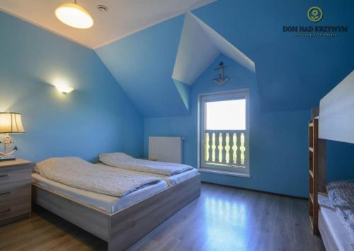 Postel nebo postele na pokoji v ubytování Dom nad Krzywym - prywatna plaża, 2 boiska, sauna, plac zabaw