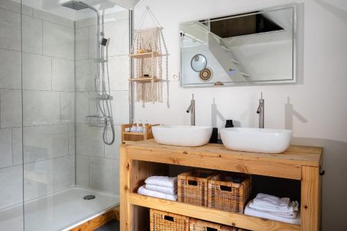 a bathroom with two sinks and a shower at Vakantiewoning BienViennue in Marcilly-sur-Vienne