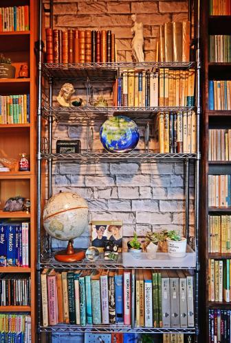 a book shelf filled with books and a lamp at 鞆の浦ゲストハウス悠樂 Tomonoura Guest House You Raku in Fukuyama