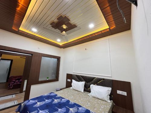 a bedroom with a bed and a ceiling at Hotel Raghav in Orchha
