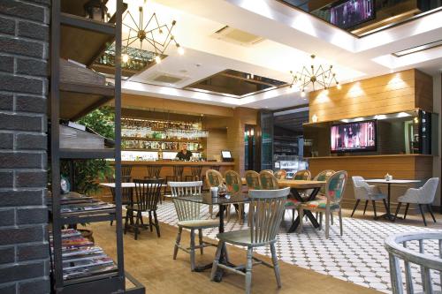 un restaurant avec des tables et des chaises ainsi qu'un bar dans l'établissement Casa Bianca Hotel, à Denizli