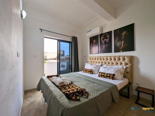 una camera da letto con un letto grande e una finestra di Chic studio with amazing view a Yaoundé