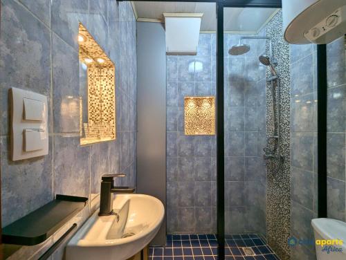 un bagno con lavandino e doccia di Chic studio with amazing view a Yaoundé
