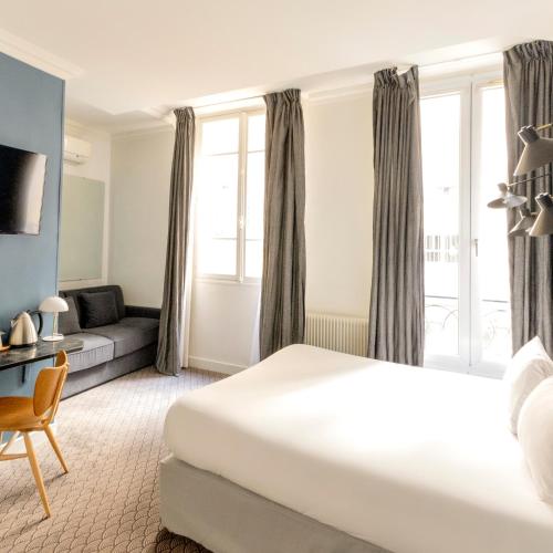 Llit o llits en una habitació de Hotel Paradis