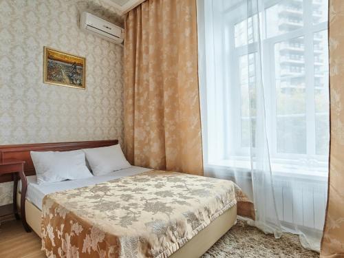 モスクワにあるHotel Bonjour at Kazakovaの小さなベッドルーム(ベッド1台、窓付)