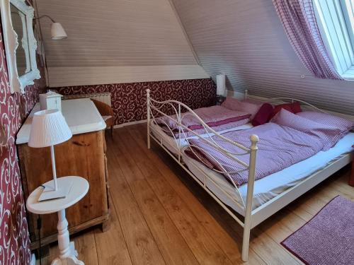 a small bedroom with a bed in a room at Ferienwohnung Leuchtfeuer in Burhave