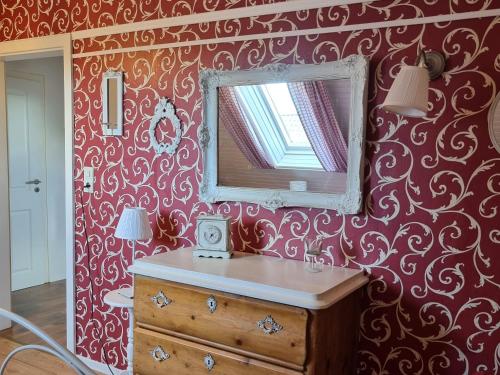 a room with a mirror and a dresser with a dresser at Ferienwohnung Leuchtfeuer in Burhave