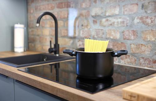 a pot of pasta sitting on a kitchen sink at Ferienwohnung Petra in Ilmenau