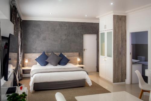 a bedroom with a large bed with blue pillows at Ti’amo in Wilderness