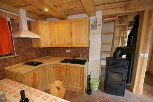 uma cozinha com armários de madeira e um fogão em Fikfak cottage em Bled