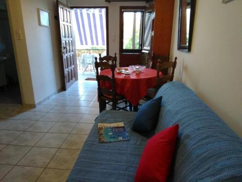 A comfy,central apartment close to the harbor!