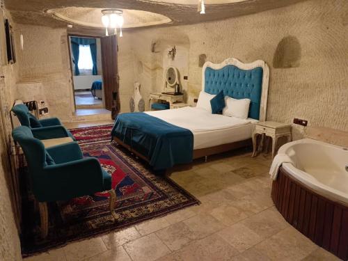 a bedroom with a bed and a bath tub and a tub at Zen Cappadocia House in Göreme