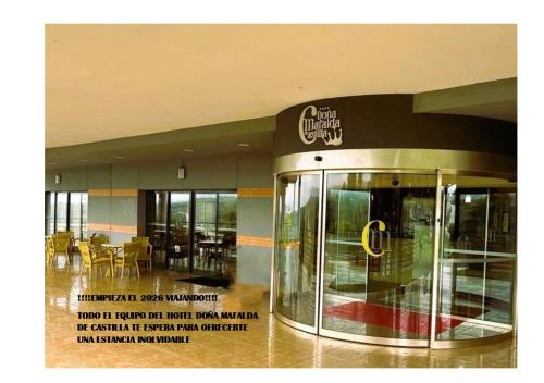 a building with a restaurant with tables and chairs at Hospedium Hotel Doña Mafalda de Castilla in Plasencia
