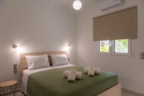 a bedroom with a bed with two towels on it at Amelia Summer Homes in Pérdika