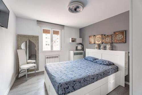 a bedroom with a bed and a chair at Apartamento Turístico Marcelo Celayeta AT Cerca del Centro in Pamplona
