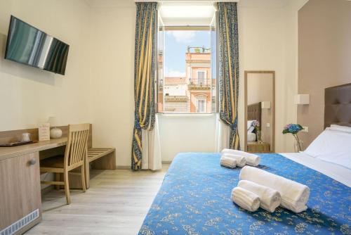 Hotel St. Moritz tesisinde bir odada yatak veya yataklar