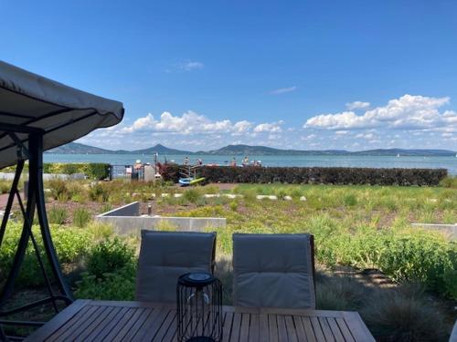 Balatonra néző, gyerekbarát.
