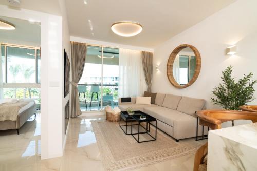 salon z kanapą i stołem w obiekcie Rose Suite w mieście Cezarea