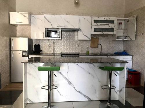 Appartement de 2 Chambres Salon Moderne et Equipé