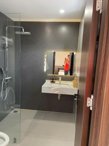a person taking a picture in a bathroom mirror at Lạng Sơn Marina Hotel in Lạng Sơn