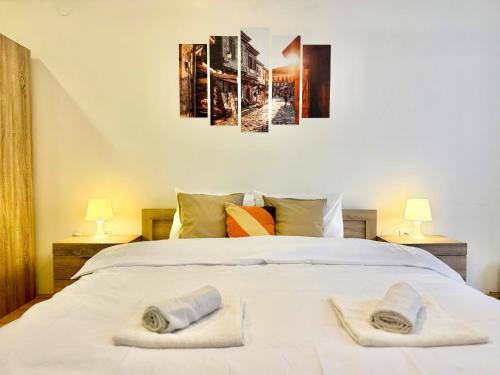 Top Centre 2BDR Apartment for 4 Guests next to Theater Tear and Laughter