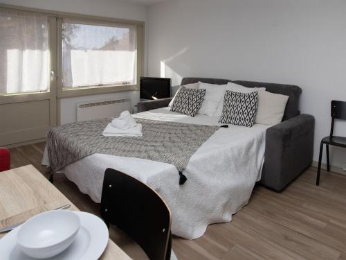 a bedroom with a large bed in a room at Studio Diure 0113 by Interhome in Verbier