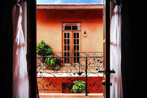 Un balcón o terraza en La Isabela Suites