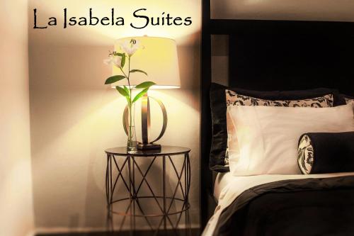 Una cama o camas en una habitación de La Isabela Suites