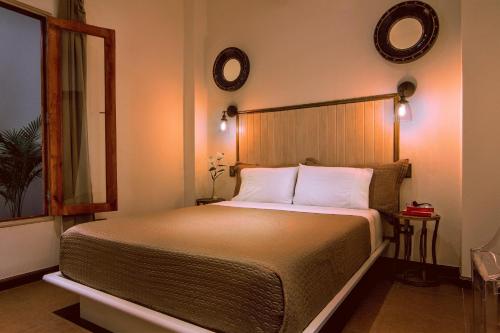 Una cama o camas en una habitación de La Isabela Suites