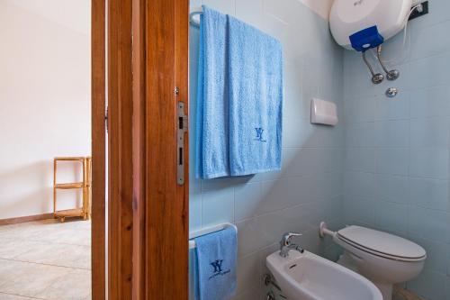 オロゼーイにあるResidenza Maria Antonia - Historical Suiteのバスルーム(トイレ、シンク、青いタオル付)