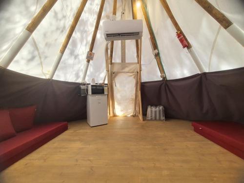 Svetainės erdvė apgyvendinimo įstaigoje Camping Indiani Jones אינדיאני ג'ונס קמפינג