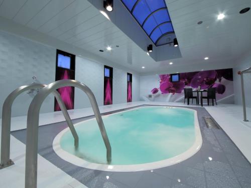 a hot tub in a room with a table and chairs at HOTEL SWEET SEASON-L in Ginan
