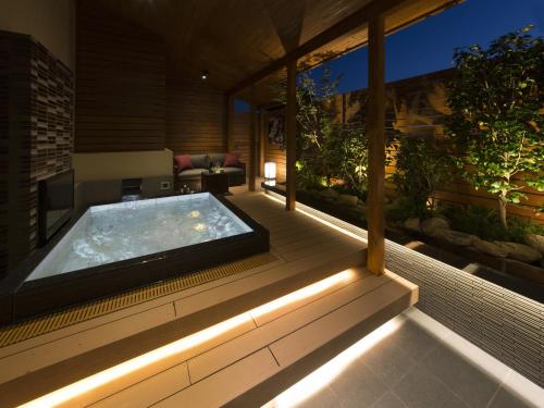 a hot tub on the deck of a house at HOTEL SWEET SEASON-L in Ginan