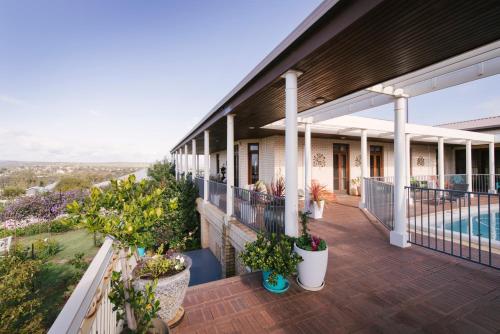 La alberca dentro o cerca de Fairway Manor Accommodation