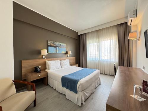 una stanza d'albergo con un letto e un tavolo di Hotel Antofagasta ad Antofagasta